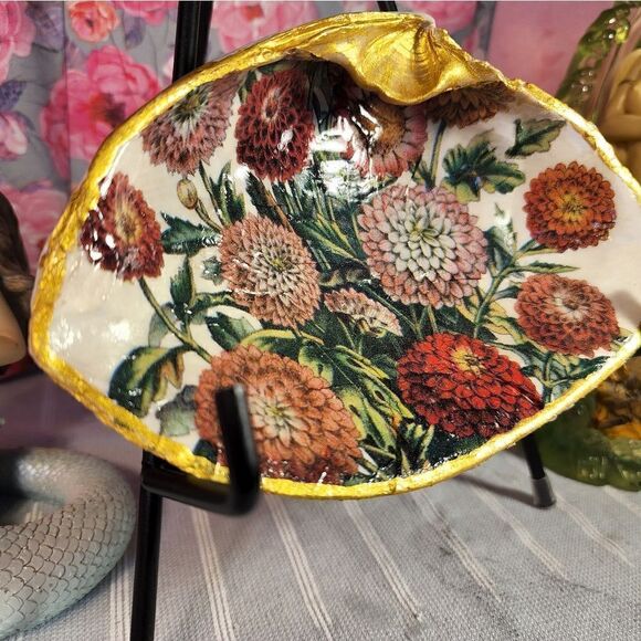 DECOUPAGE CLAM SHELL DECOUPAGE FALL FLOWERS ON A CLAM SHELL TRINKET DISH - Picture 2 of 11